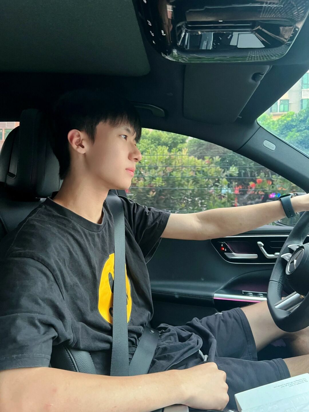 Tân sinh viên lái Maybach giá 8 tỷ đến nhập học, làm một hành động khiến người khác thay đổi cách nhìn ngay lập tức- Ảnh 1.