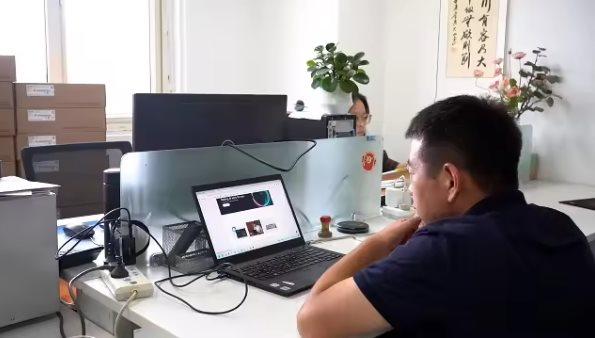 Người phụ nữ 50 tuổi đánh rơi CCCD, bỗng nhiên cảnh sát thông báo: Bà sở hữu tới 138 chiếc ô tô...?- Ảnh 2.