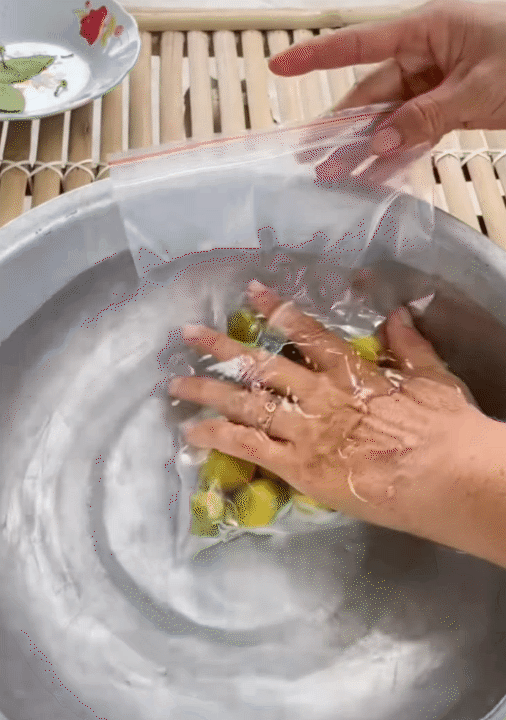 Người miền Tây chỉ cách làm đá không cần khay cực tiện - kèm loạt mẹo vặt siêu hay ai cũng áp dụng được- Ảnh 8. Người miền Tây chỉ cách làm đá không cần khay cực tiện - kèm loạt mẹo vặt siêu hay ai cũng áp dụng được- Ảnh 8.