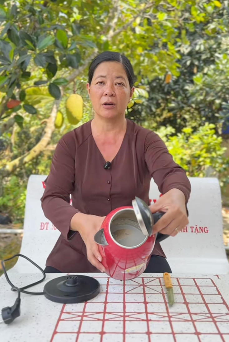 Người miền Tây chỉ cách làm đá không cần khay cực tiện - kèm loạt mẹo vặt siêu hay ai cũng áp dụng được- Ảnh 17. Người miền Tây chỉ cách làm đá không cần khay cực tiện - kèm loạt mẹo vặt siêu hay ai cũng áp dụng được- Ảnh 17.