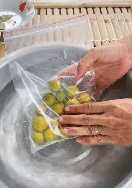 Người miền Tây chỉ cách làm đá không cần khay cực tiện - kèm loạt mẹo vặt siêu hay ai cũng áp dụng được- Ảnh 7. Người miền Tây chỉ cách làm đá không cần khay cực tiện - kèm loạt mẹo vặt siêu hay ai cũng áp dụng được- Ảnh 7.