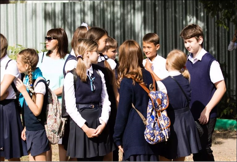 So giờ tan học khắp thế giới: Có nơi mới 2h chiều, học sinh đã rời trường đi chơi, có nơi "cày" tới tối mịt- Ảnh 2. So giờ tan học khắp thế giới: Có nơi mới 2h chiều, học sinh đã rời trường đi chơi, có nơi "cày" tới tối mịt- Ảnh 2.