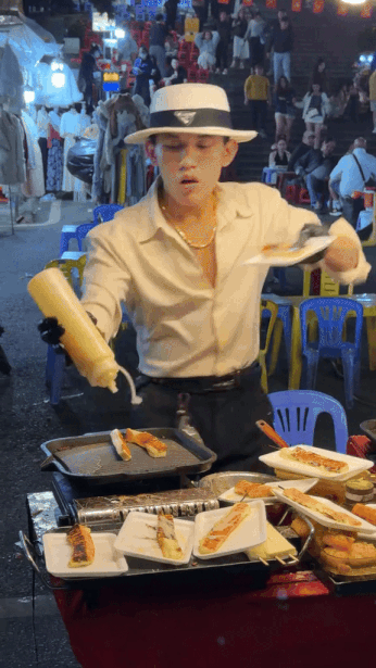 Bất ngờ với danh tính "tổng tài bán phô mai nướng" ở chợ Đà Lạt nổi như cồn ở hiện tại- Ảnh 3.