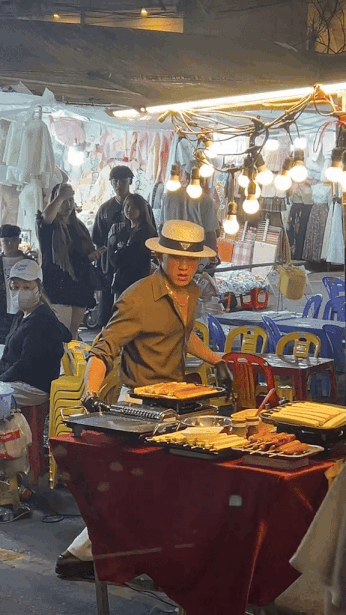 Bất ngờ với danh tính "tổng tài bán phô mai nướng" ở chợ Đà Lạt nổi như cồn ở hiện tại- Ảnh 5.