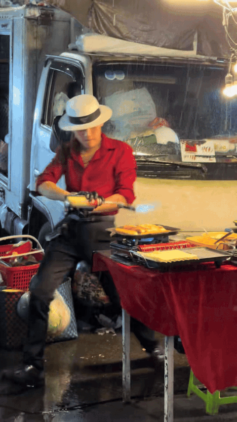 Bất ngờ với danh tính "tổng tài bán phô mai nướng" ở chợ Đà Lạt nổi như cồn ở hiện tại- Ảnh 1.