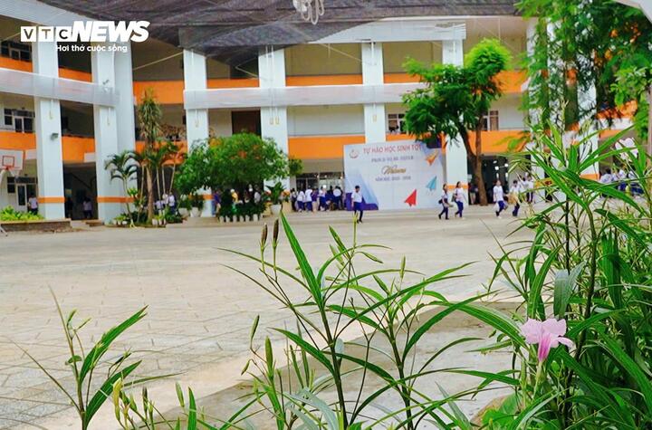 Thẻ BHYT bị lỗi: Phụ huynh lo mất quyền lợi 5 năm, nhà trường và BHXH nói gì?- Ảnh 2.