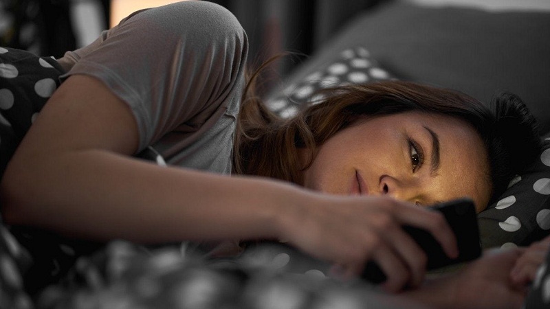 Nhận được tin nhắn công việc vào đêm muộn, người EQ cao sẽ không tức giận hay mặc kệ mà phản hồi bằng 5 cách cực tinh tế này- Ảnh 2.