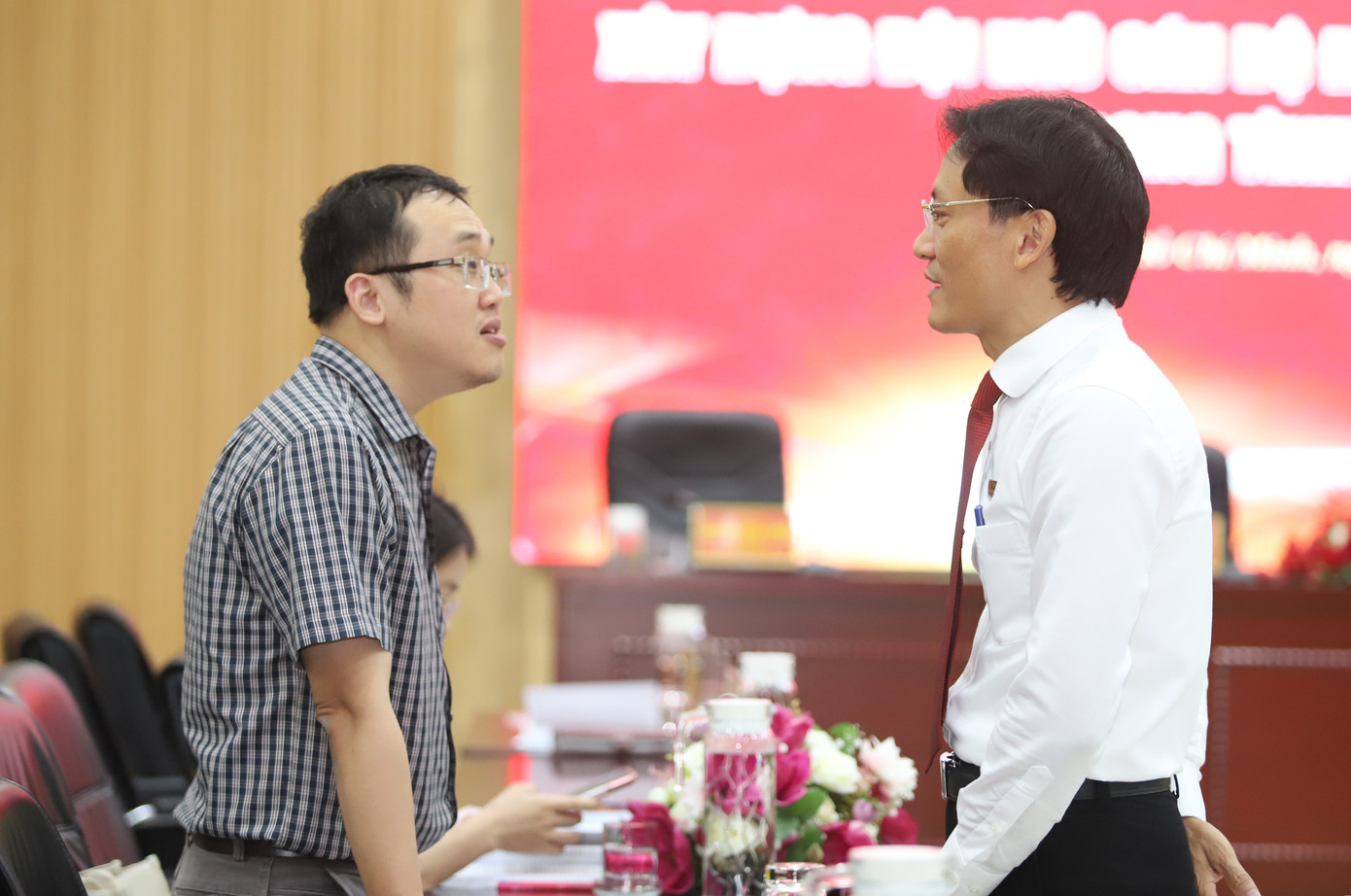 Hiến kế giải quyết tình trạng cấp xã 'thừa cán bộ nhưng thiếu người có chuyên môn'- Ảnh 2.