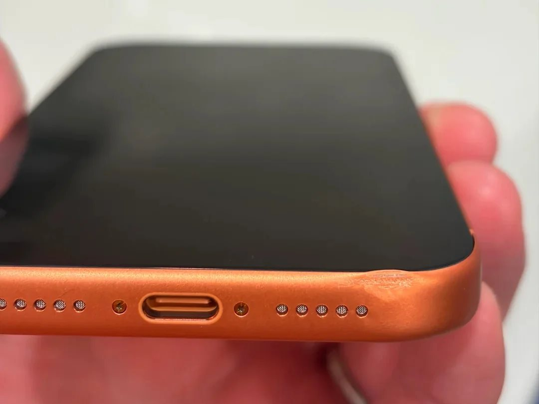 iPhone 17 Pro xước như một “món đồ nhái rẻ tiền”: Apple quá coi thường người dùng, sao cứ cố mua làm gì?- Ảnh 1.