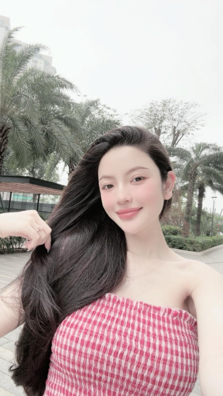 Mái tóc rũ rượi chấm đất của Chu Thanh Huyền kích hoạt những cái Mái tóc rũ rượi chấm đất của Chu Thanh Huyền kích hoạt những cái