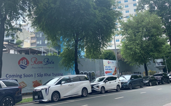 Kinh tế khó khăn, ngành F&B vẫn chiếm lĩnh mặt bằng đắc địa ở TP.HCM- Ảnh 1.