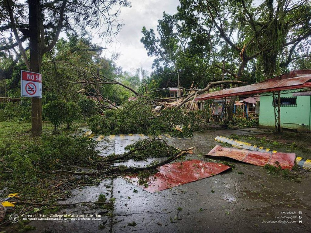 Cảnh tượng đổ nát ở Philippines sau bão Bualoi: Ít nhất 4 người chết, hàng chục nghìn dân phải sơ tán- Ảnh 1. Cảnh tượng đổ nát ở Philippines sau bão Bualoi: Ít nhất 4 người chết, hàng chục nghìn dân phải sơ tán- Ảnh 1.