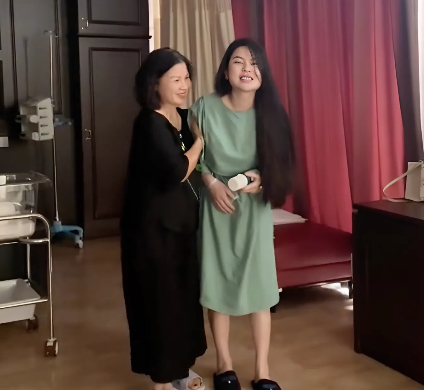 Mái tóc rũ rượi chấm đất của Chu Thanh Huyền kích hoạt những cái Mái tóc rũ rượi chấm đất của Chu Thanh Huyền kích hoạt những cái