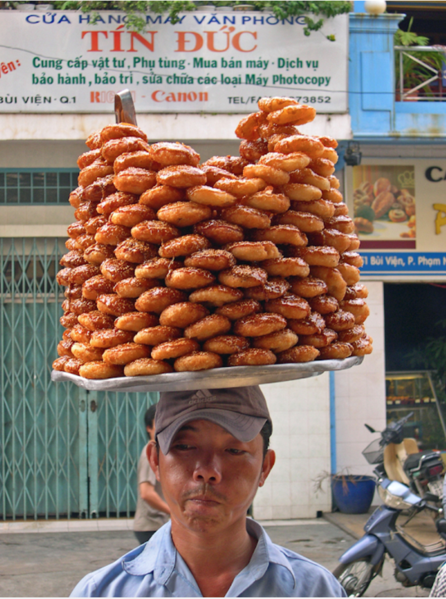 Kiểu bán bánh đội mâm cao như làm xiếc ở miền Tây: 2 loại bánh tuổi thơ khiến ai cũng phải ùa ra mua- Ảnh 1.