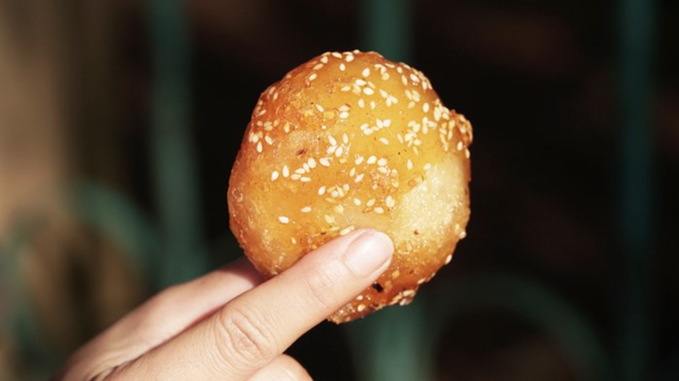 Kiểu bán bánh đội mâm cao như làm xiếc ở miền Tây: 2 loại bánh tuổi thơ khiến ai cũng phải ùa ra mua- Ảnh 3.