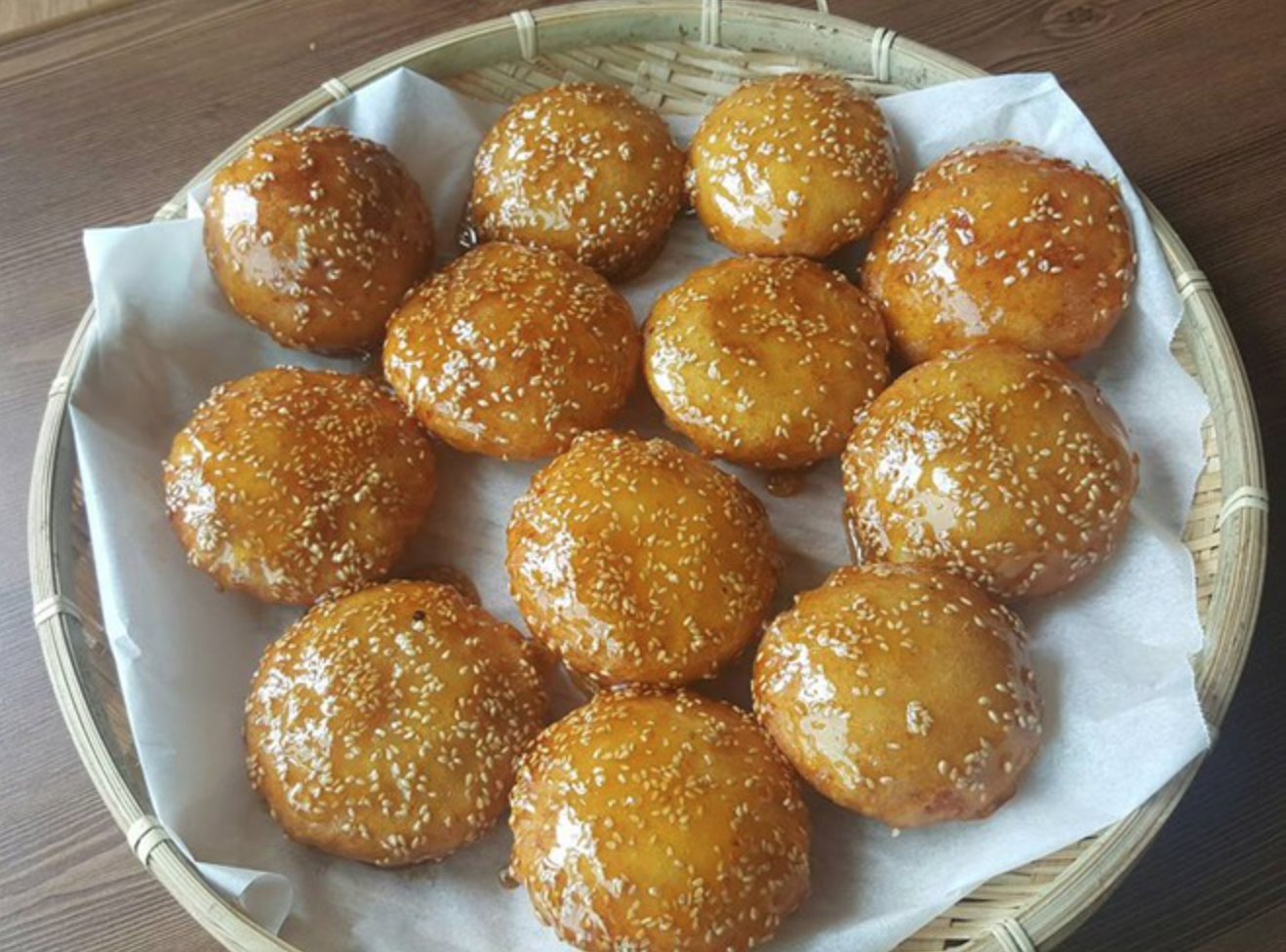 Kiểu bán bánh đội mâm cao như làm xiếc ở miền Tây: 2 loại bánh tuổi thơ khiến ai cũng phải ùa ra mua- Ảnh 5.