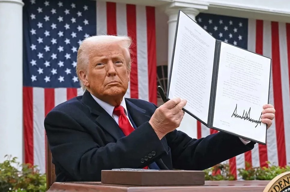 Ông Trump áp mức thuế sốc 100% với một mặt hàng, nói do tình trạng 'TRÀN LŨ'- Ảnh 2.