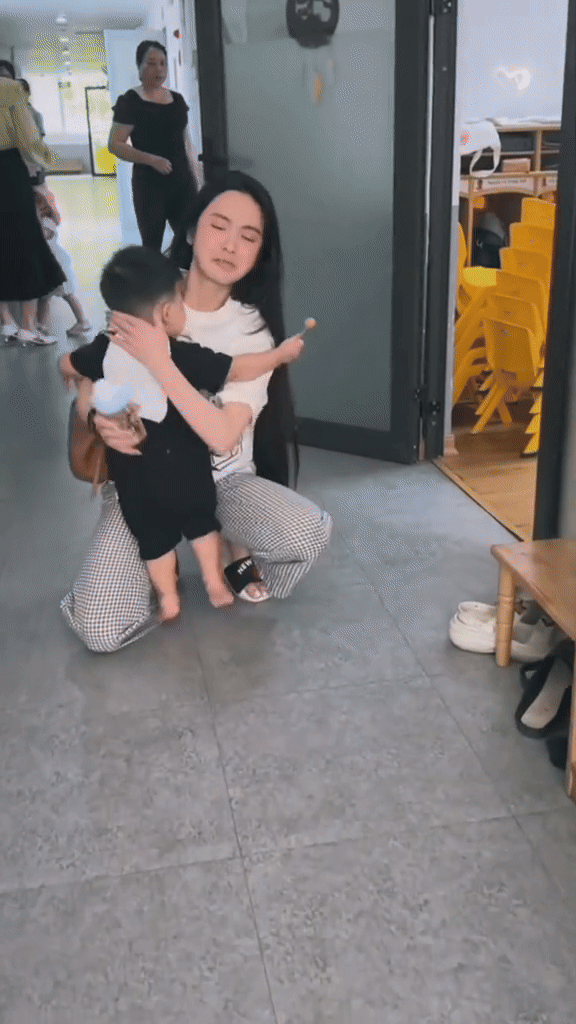 Mái tóc rũ rượi chấm đất của Chu Thanh Huyền kích hoạt những cái Mái tóc rũ rượi chấm đất của Chu Thanh Huyền kích hoạt những cái