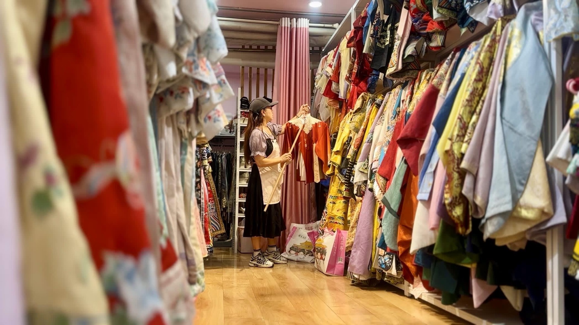 Chỉ vài ngày kiếm bằng cả tháng lương trong khi lãi ngân hàng thấp đến mức “chẳng buồn quan tâm”, chứng khoán trở thành "thỏi nam châm" hút nhà đầu tư ở quốc gia láng giềng Việt Nam- Ảnh 2. Chỉ vài ngày kiếm bằng cả tháng lương trong khi lãi ngân hàng thấp đến mức “chẳng buồn quan tâm”, chứng khoán trở thành "thỏi nam châm" hút nhà đầu tư ở quốc gia láng giềng Việt Nam- Ảnh 2.
