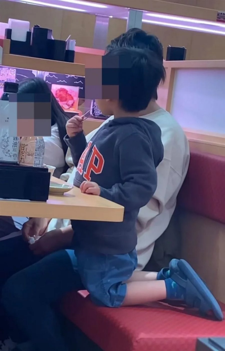 Xem bức ảnh chụp lén 1 gia đình mới thấy: Tại sao có những đứa trẻ lớn lên lệch lạc thế này!- Ảnh 1.