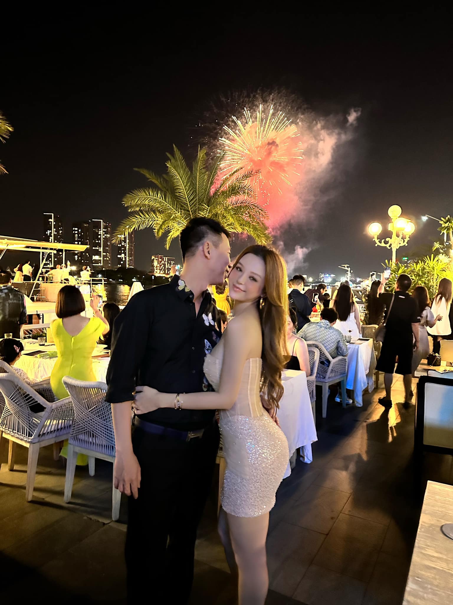 Nhan sắc vợ đại gia là "mỹ nhân nóng bỏng bậc nhất" showbiz Việt, U40 trẻ đẹp như 20- Ảnh 3.