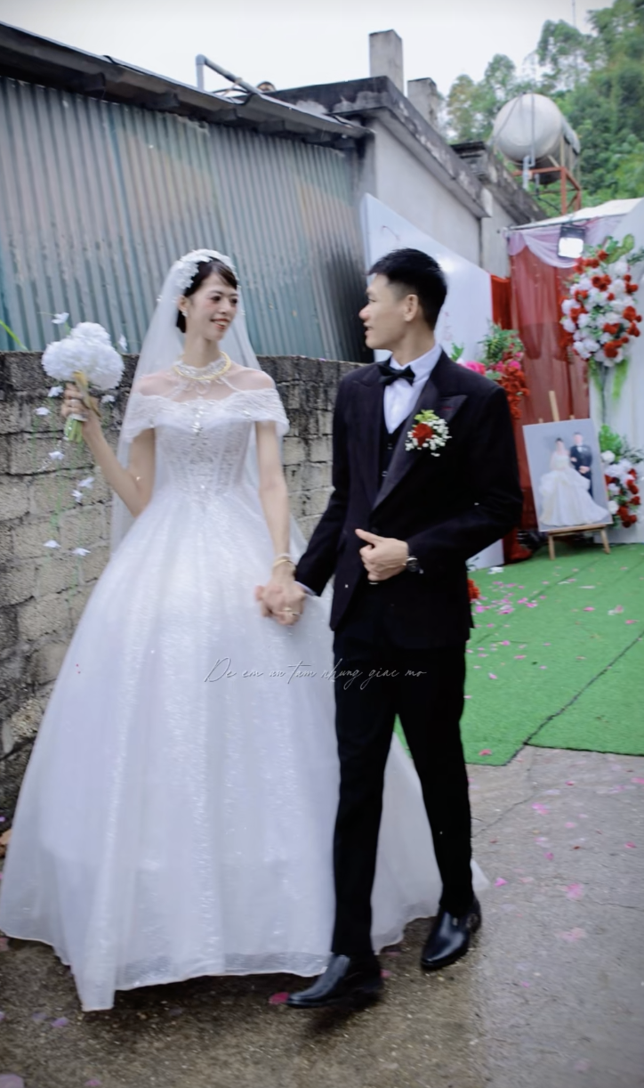 Danh tính cô dâu cao 1m85 lấy chồng cao 1m80 ở Tuyên Quang: Dòng họ có người cao hơn, khách mời hoá "tí hon"- Ảnh 1. Danh tính cô dâu cao 1m85 lấy chồng cao 1m80 ở Tuyên Quang: Dòng họ có người cao hơn, khách mời hoá "tí hon"- Ảnh 1.