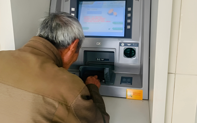 Cụ ông gửi 600 triệu vào tài khoản của con gái, 1 ngày sau nhận lại đúng 600 triệu: Cuộc điện thoại tiết lộ sự thật xót xa!- Ảnh 1.