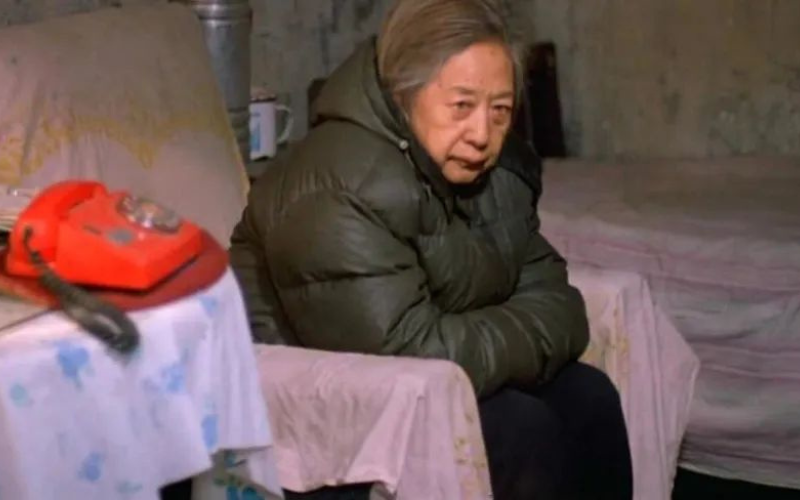 Rút sổ tiết kiệm 1 tỷ đồng cho con sửa nhà, cụ bà 72 tuổi vẫn bị đưa vào viện dưỡng lão, hàng ngày chỉ được ăn 2 bữa cháo loãng- Ảnh 1. Rút sổ tiết kiệm 1 tỷ đồng cho con sửa nhà, cụ bà 72 tuổi vẫn bị đưa vào viện dưỡng lão, hàng ngày chỉ được ăn 2 bữa cháo loãng- Ảnh 1.