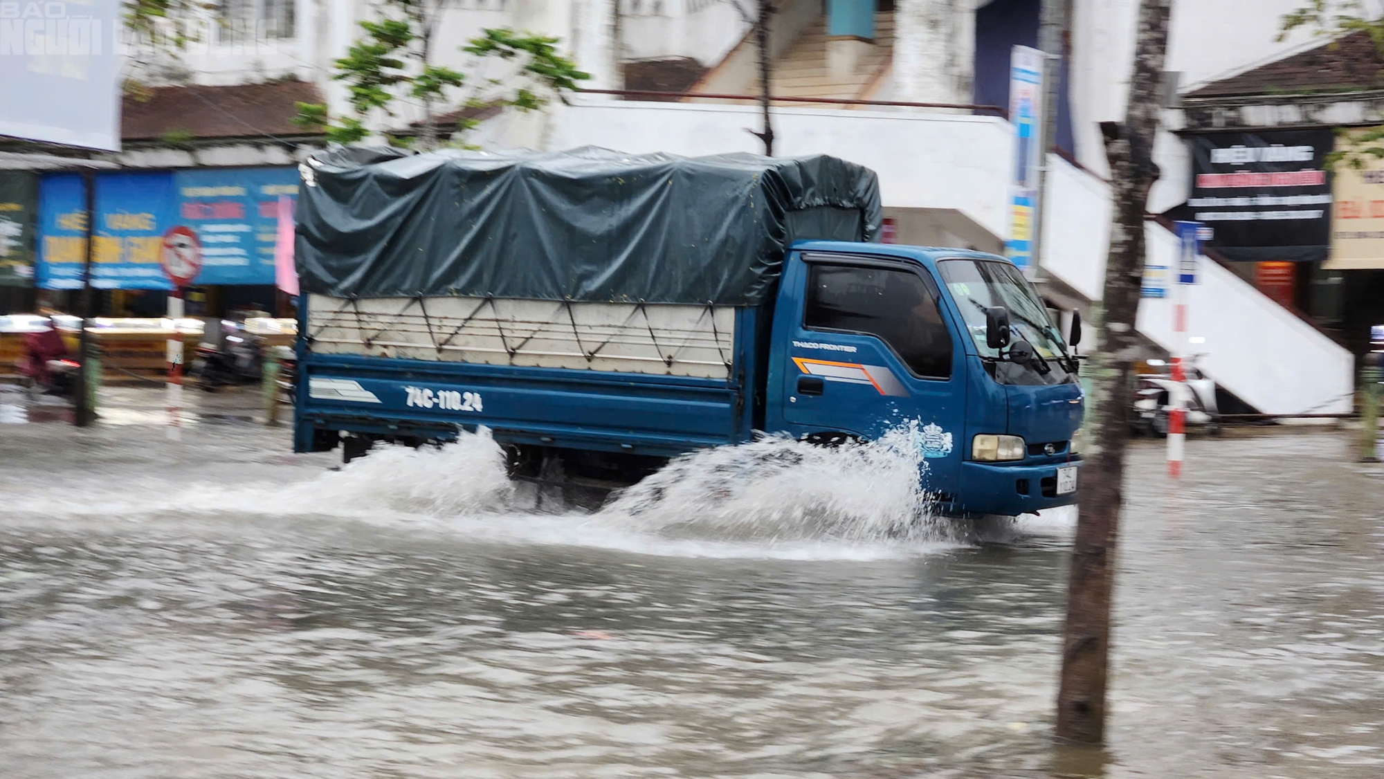 Quảng Trị: Mưa trắng trời, đường phố "biến thành sông" do ảnh hưởng bão số 10- Ảnh 8.