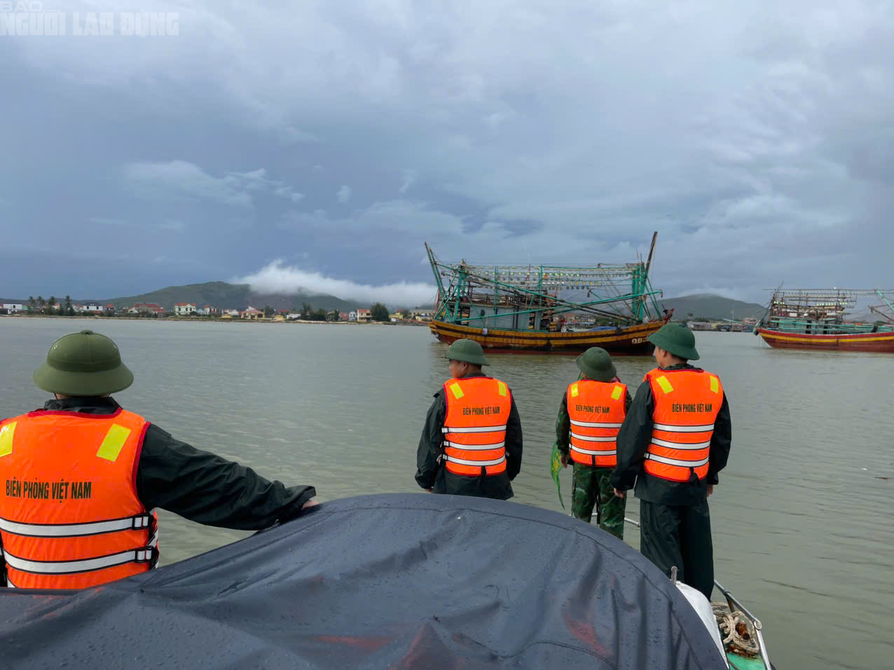 Quảng Trị: Mưa trắng trời, đường phố "biến thành sông" do ảnh hưởng bão số 10- Ảnh 12.