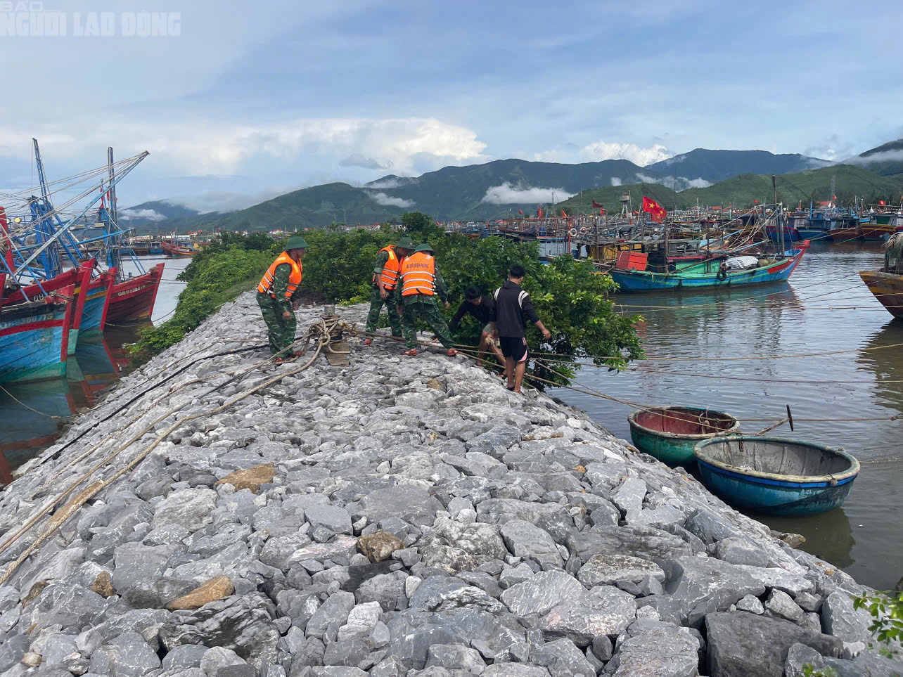 Quảng Trị: Mưa trắng trời, đường phố "biến thành sông" do ảnh hưởng bão số 10- Ảnh 13.