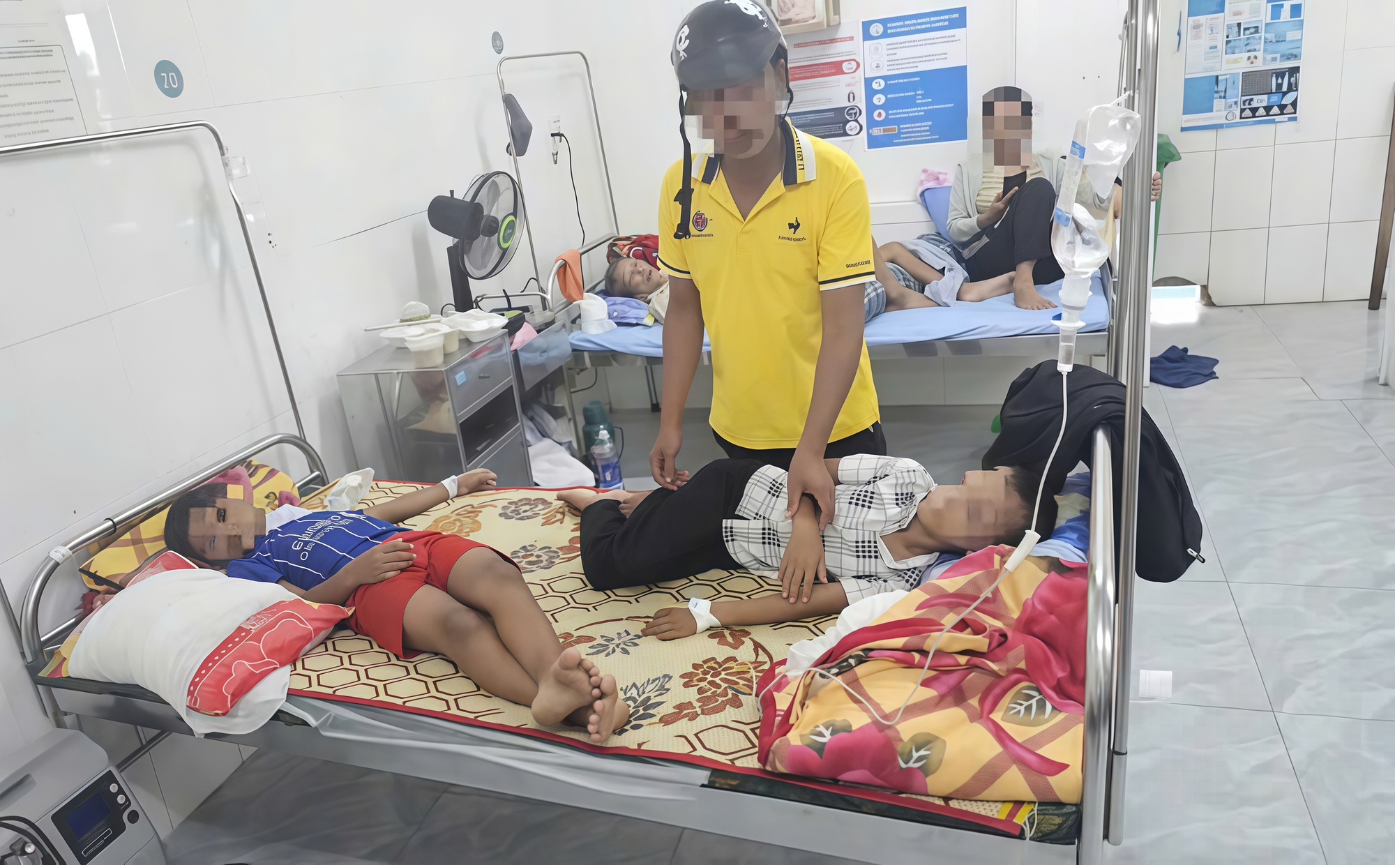 Đang làm rõ "bữa sáng bất thường" khiến 40 học sinh nhập viện ở Quảng Trị- Ảnh 1. Đang làm rõ "bữa sáng bất thường" khiến 40 học sinh nhập viện ở Quảng Trị- Ảnh 1.