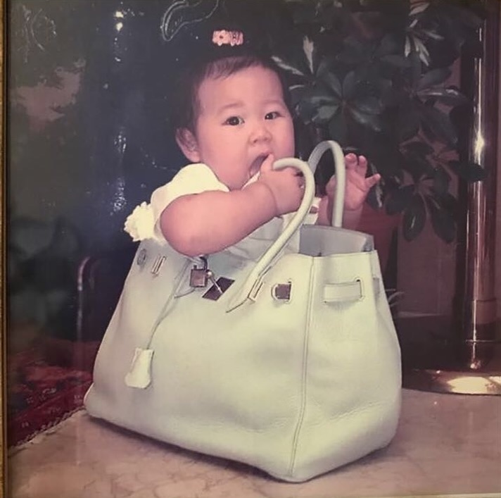 TikToker làm nghề "con gái nhà giàu": 3 tuổi ngồi trong túi Hermès, lớn lên chỉ nuôi chó vừa size Birkin 35- Ảnh 12.
