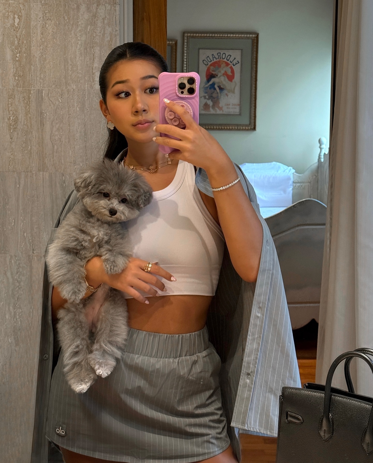 TikToker làm nghề "con gái nhà giàu": 3 tuổi ngồi trong túi Hermès, lớn lên chỉ nuôi chó vừa size Birkin 35- Ảnh 1.