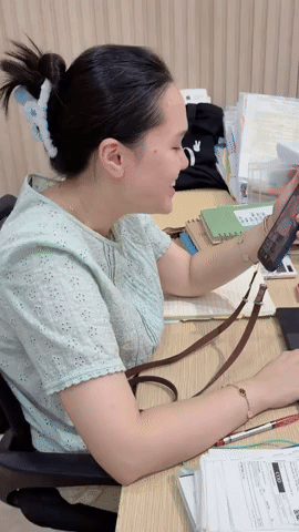 Vợ Duy Mạnh test tính năng iPhone 17 bằng… lưỡi, netizen vừa tò mò hào hứng làm theo- Ảnh 1. Vợ Duy Mạnh test tính năng iPhone 17 bằng… lưỡi, netizen vừa tò mò hào hứng làm theo- Ảnh 1.