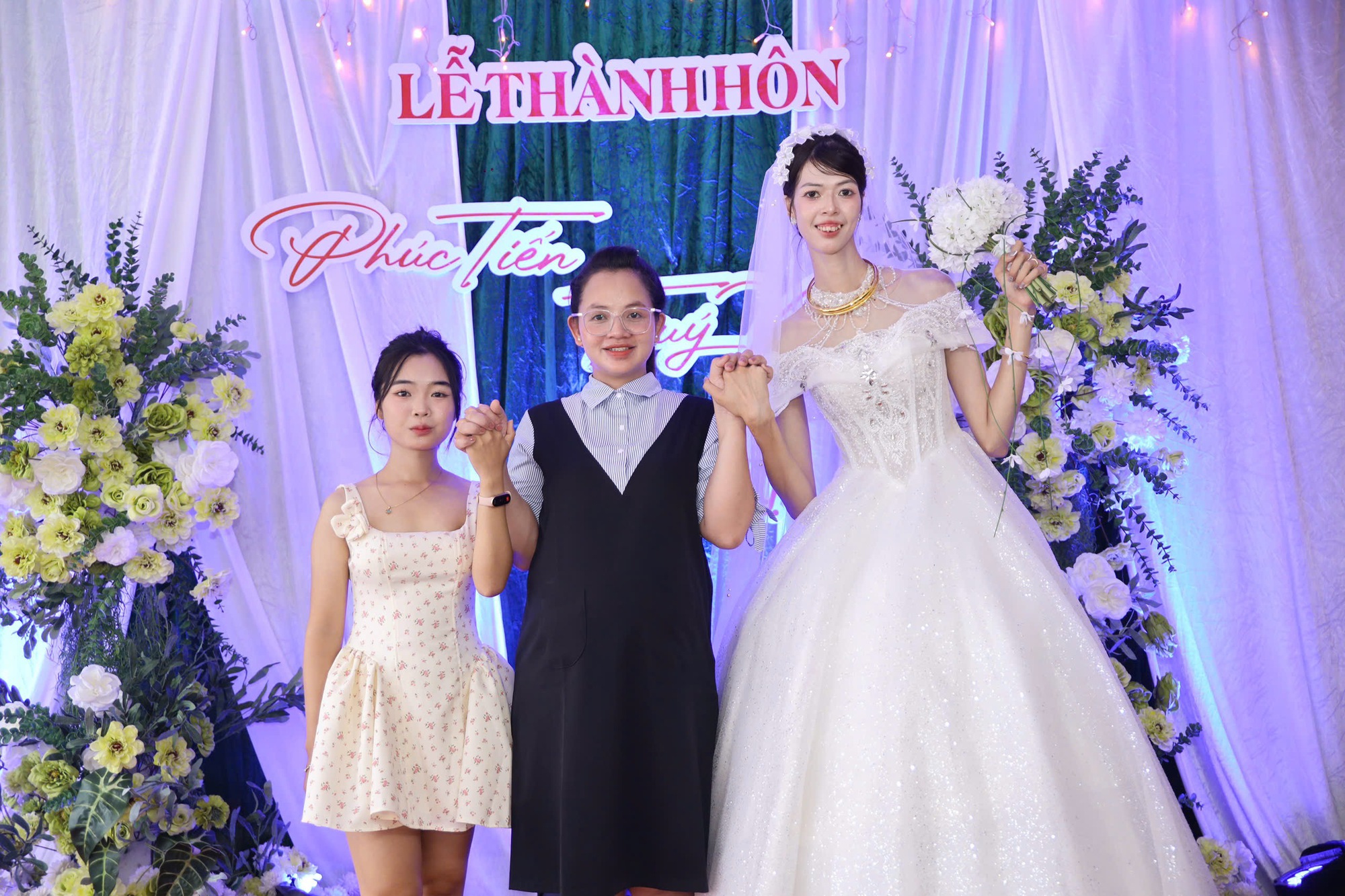 Danh tính cô dâu cao 1m85 lấy chồng cao 1m80 ở Tuyên Quang: Dòng họ có người cao hơn, khách mời hoá "tí hon"- Ảnh 2. Danh tính cô dâu cao 1m85 lấy chồng cao 1m80 ở Tuyên Quang: Dòng họ có người cao hơn, khách mời hoá "tí hon"- Ảnh 2.