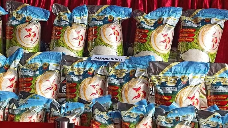 Đột kích xưởng sản xuất 14 tấn gạo giả mỗi ngày suốt 2 năm, bắt giữ chủ doanh nghiệp xay xát có tiếng, hơn 12 tấn gạo nhái bị tịch thu- Ảnh 1.