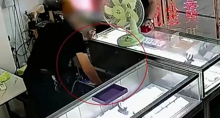 Khách mang 65,69g vàng đi bán, thấy chủ tiệm vàng cân lại chỉ được 59,12g liền báo cảnh sát, vạch trần hành vi trục lợi hơn 37 triệu đồng- Ảnh 1. Khách mang 65,69g vàng đi bán, thấy chủ tiệm vàng cân lại chỉ được 59,12g liền báo cảnh sát, vạch trần hành vi trục lợi hơn 37 triệu đồng- Ảnh 1.