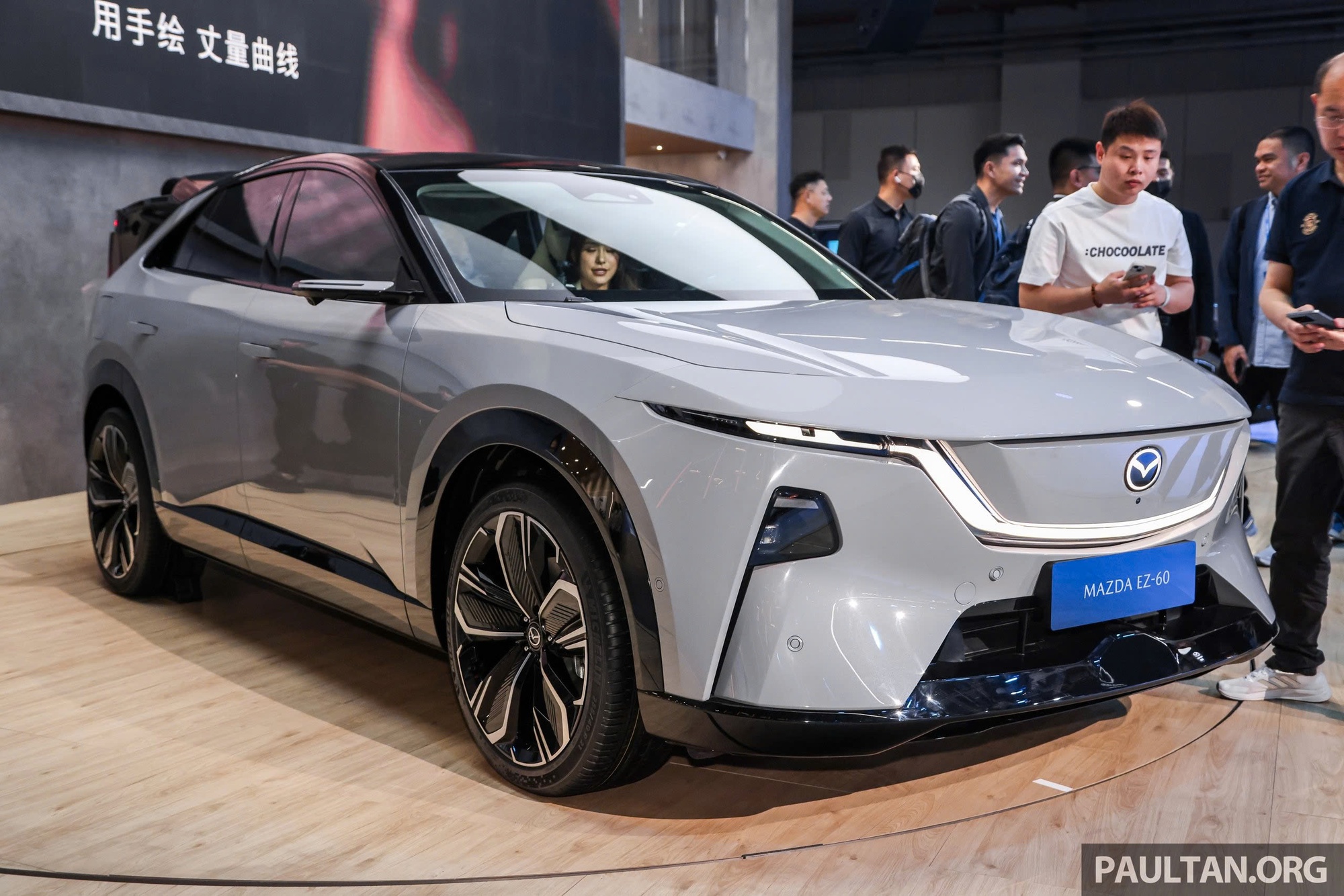 Mazda CX-6e ra mắt: Giá quy đổi từ 445 triệu đồng, lớn hơn CX-5, màn hình 5K 26 inch, động cơ điện mạnh 255 mã lực, chạy 600km/sạc- Ảnh 1.