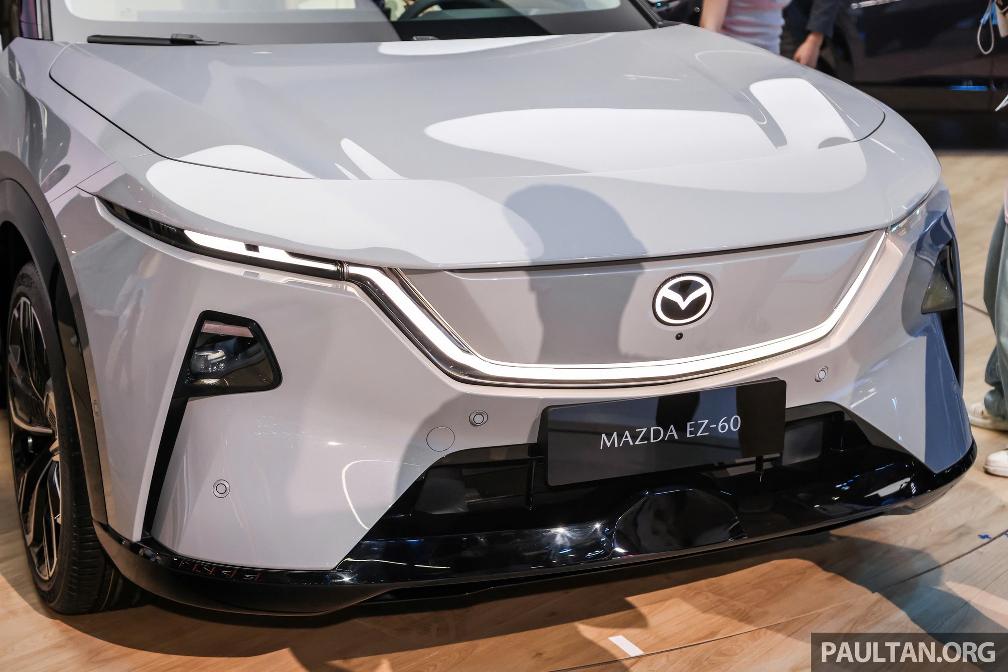 Mazda CX-6e ra mắt: Giá quy đổi từ 445 triệu đồng, lớn hơn CX-5, màn hình 5K 26 inch, động cơ điện mạnh 255 mã lực, chạy 600km/sạc- Ảnh 4.