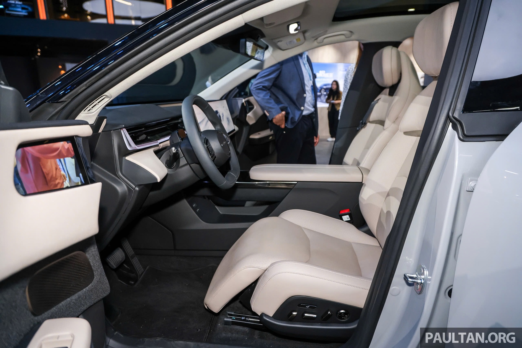 Mazda CX-6e ra mắt: Giá quy đổi từ 445 triệu đồng, lớn hơn CX-5, màn hình 5K 26 inch, động cơ điện mạnh 255 mã lực, chạy 600km/sạc- Ảnh 8.
