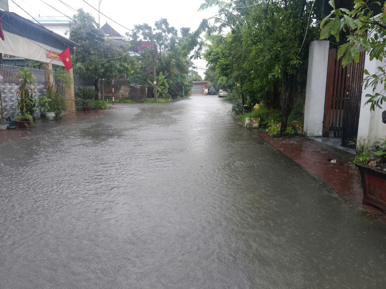 Mưa trắng trời, đường phố biến thành sông trước khi bão số 10 Bualoi giật cấp 15 đổ bộ- Ảnh 4.