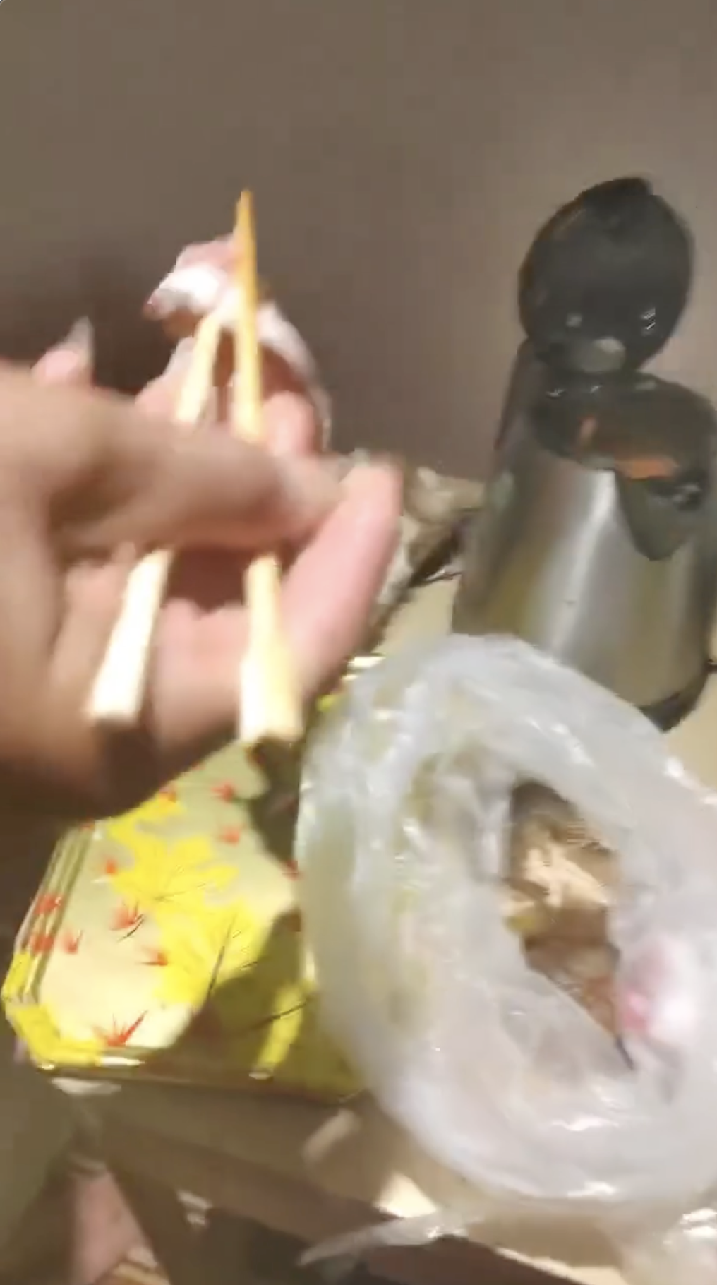 Cả đời cũng không dám dùng ấm siêu tốc của khách sạn khi thấy cảnh nấu lẩu, nhúng thịt đáng sợ của vị khách này!- Ảnh 1. Cả đời cũng không dám dùng ấm siêu tốc của khách sạn khi thấy cảnh nấu lẩu, nhúng thịt đáng sợ của vị khách này!- Ảnh 1.