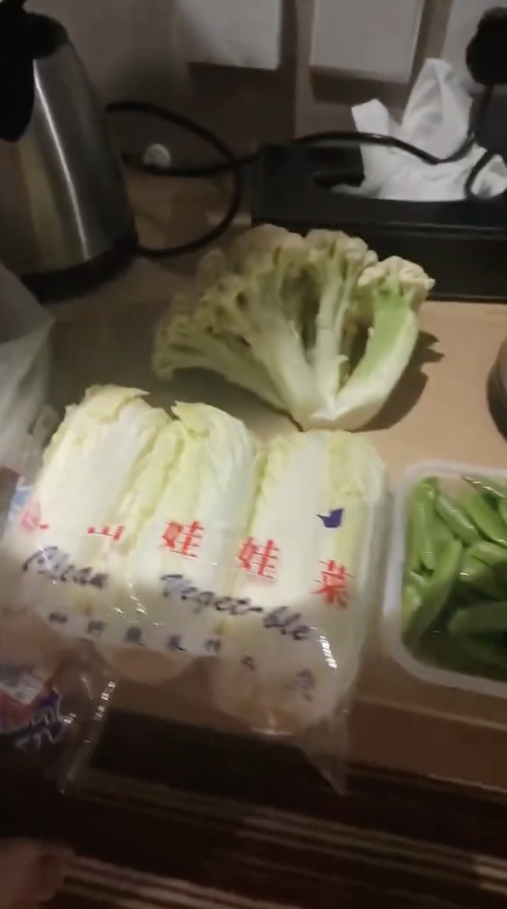 Cả đời cũng không dám dùng ấm siêu tốc của khách sạn khi thấy cảnh nấu lẩu, nhúng thịt đáng sợ của vị khách này!- Ảnh 4. Cả đời cũng không dám dùng ấm siêu tốc của khách sạn khi thấy cảnh nấu lẩu, nhúng thịt đáng sợ của vị khách này!- Ảnh 4.