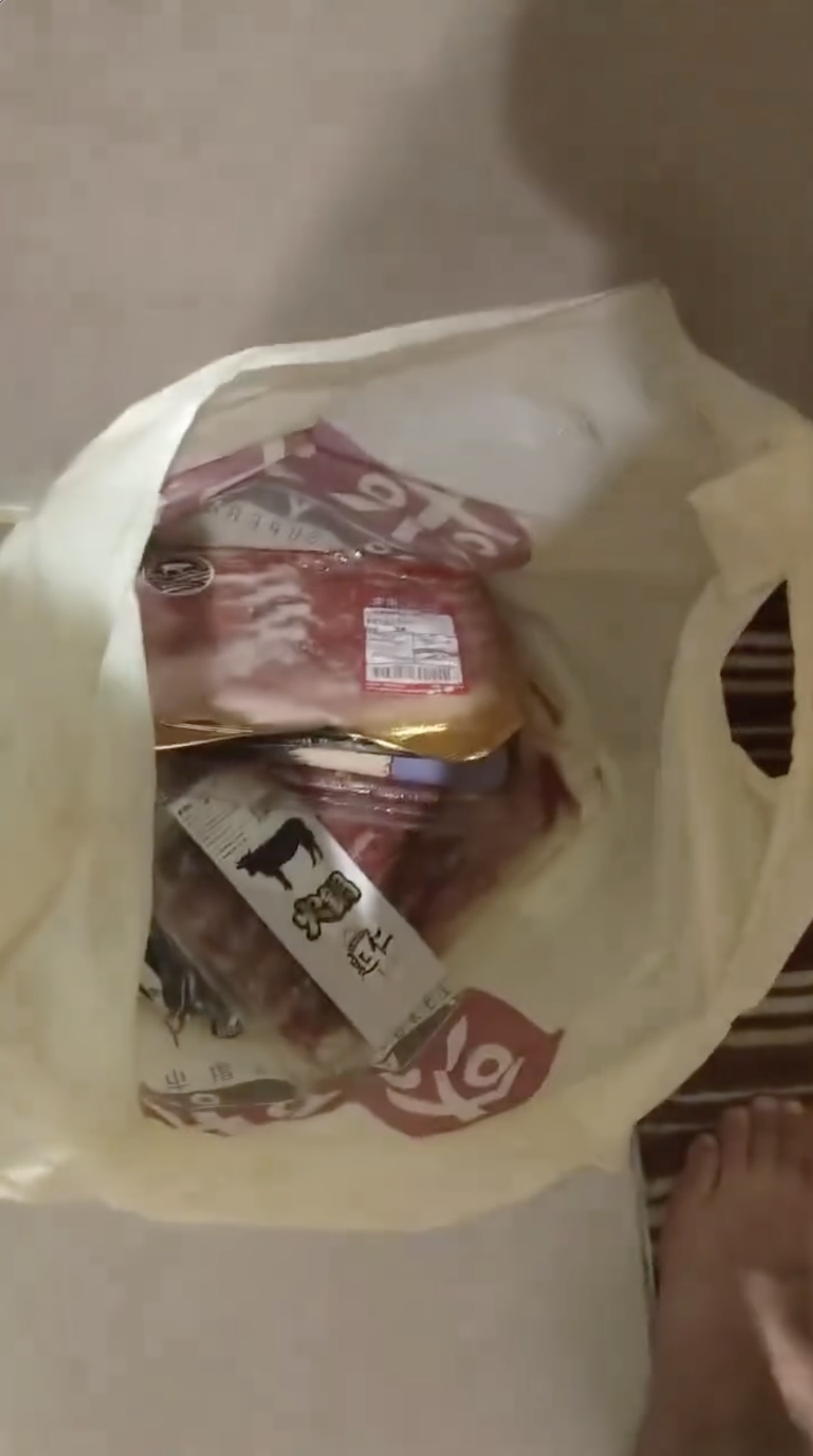 Cả đời cũng không dám dùng ấm siêu tốc của khách sạn khi thấy cảnh nấu lẩu, nhúng thịt đáng sợ của vị khách này!- Ảnh 3. Cả đời cũng không dám dùng ấm siêu tốc của khách sạn khi thấy cảnh nấu lẩu, nhúng thịt đáng sợ của vị khách này!- Ảnh 3.