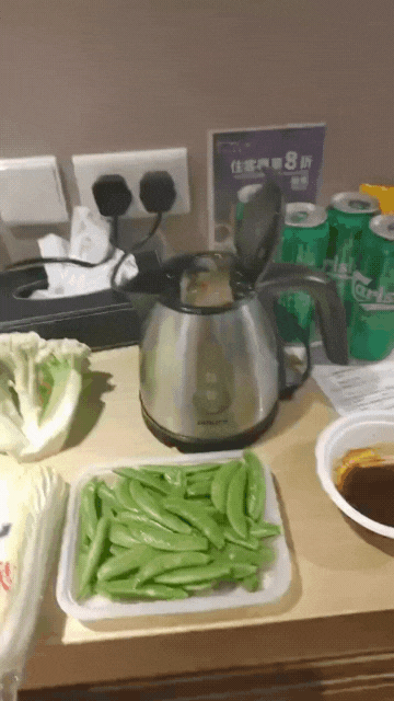 Cả đời cũng không dám dùng ấm siêu tốc của khách sạn khi thấy cảnh nấu lẩu, nhúng thịt đáng sợ của vị khách này!- Ảnh 5. Cả đời cũng không dám dùng ấm siêu tốc của khách sạn khi thấy cảnh nấu lẩu, nhúng thịt đáng sợ của vị khách này!- Ảnh 5.