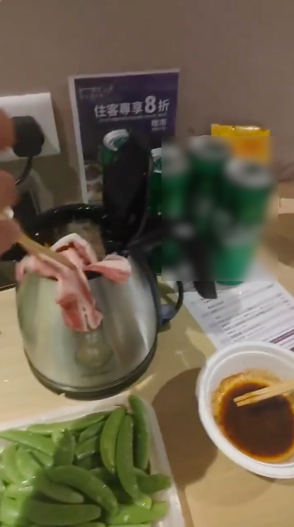 Cả đời cũng không dám dùng ấm siêu tốc của khách sạn khi thấy cảnh nấu lẩu, nhúng thịt đáng sợ của vị khách này!- Ảnh 2. Cả đời cũng không dám dùng ấm siêu tốc của khách sạn khi thấy cảnh nấu lẩu, nhúng thịt đáng sợ của vị khách này!- Ảnh 2.