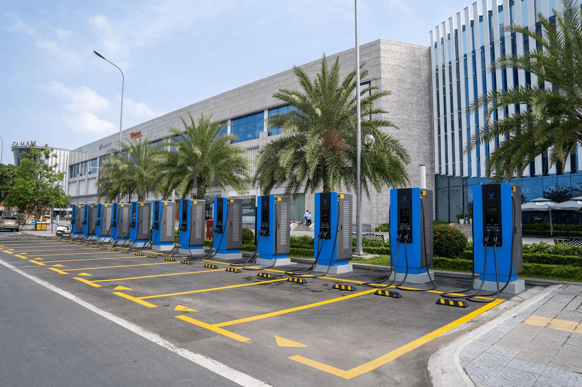 Công ty của tỷ phú Phạm Nhật Vượng bắt tay Viettel Post tham vọng phủ sóng 5.000 điểm sạc và giao nhận trên toàn quốc- Ảnh 1.