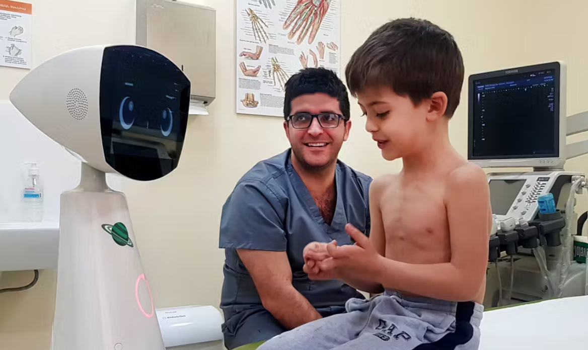 Báo động y tế Hoa Kỳ: Bệnh viện thiếu bác sĩ, sinh viên y không thể hành nghề, Mỹ giải tỏa "cơn khát" thiếu 86.000 nhân lực bằng robot- Ảnh 4. Báo động y tế Hoa Kỳ: Bệnh viện thiếu bác sĩ, sinh viên y không thể hành nghề, Mỹ giải tỏa "cơn khát" thiếu 86.000 nhân lực bằng robot- Ảnh 4.