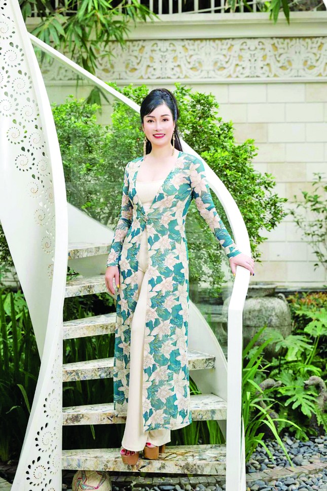 Showbiz Việt có Hoa hậu chỉ cao 1,58m: Gia thế cực khủng, sống bí ẩn bên trong biệt thự 70 tỷ- Ảnh 4. Showbiz Việt có Hoa hậu chỉ cao 1,58m: Gia thế cực khủng, sống bí ẩn bên trong biệt thự 70 tỷ- Ảnh 4.